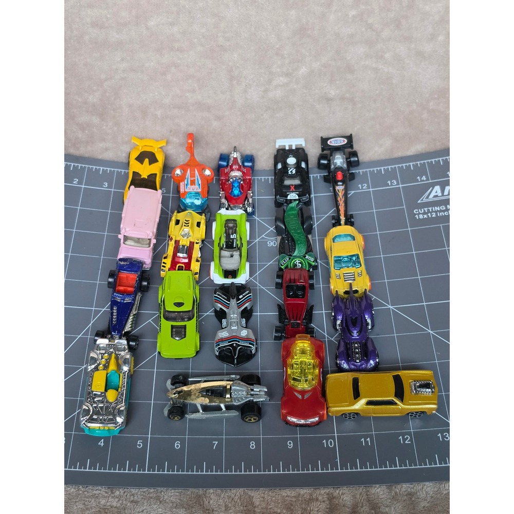 Assorted Diecast Toy Car Lot 17pc Hot Wheels Racing Dragster Futuristic Vehicles
